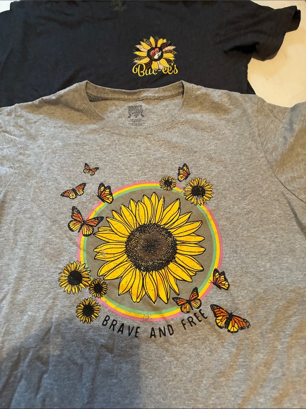 Brave and Free Woman’s ' Sunflower Graphic Tee - and Buc-ee’s Graphic Design M